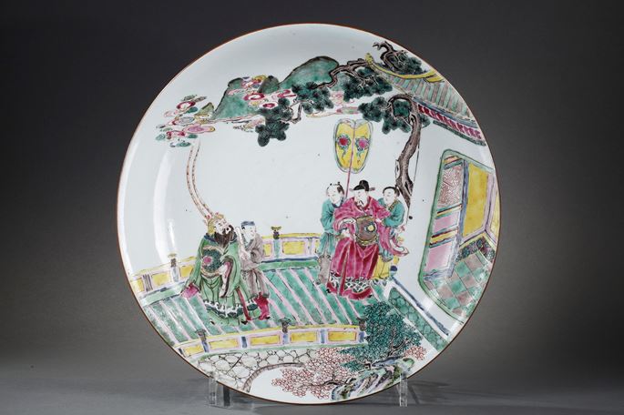 Large dish porcelain Famille Rose with a decor figures and pavillon probably a roman scene | MasterArt